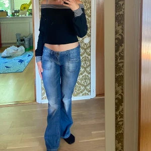 Svart tröja - Svart tröja med randiga Ärmuddar och en randig rem nedtill som kan vikas upp om det önskas🖤