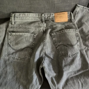 Jack and Jones byxor  - Säljer  dessa Jack and Jones byxor då dom inte används. Väldigt sköna i en somrig färg.  Pris kan diskuteras vid snabb affär !