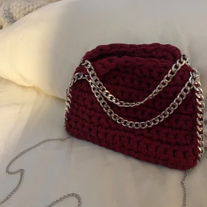 Väska  - LITEN egenvirkad Stella McCartney liknande väska, i vinröd färg med silverkedja❤️