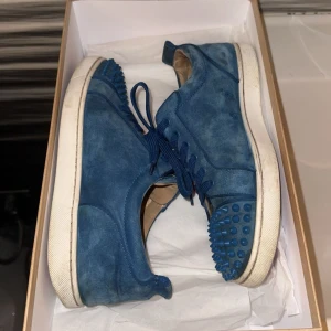 Christian Louboutin - Storlek 41, 7/10 heeldrag  Pris 2900kr