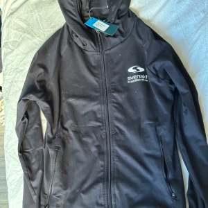 Svenskt kosttillskott Hoodie  - Aldrig använd 