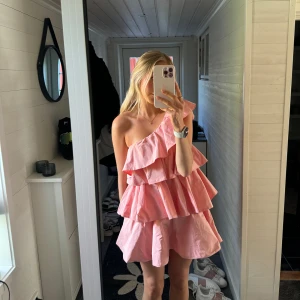 Zara klänning  - Säljer denna eftertraktade rosa zara klänningen då den inte kommer till användning & inte riktigt är min stil💞 storlek S ☺️ lägg gärna bud 