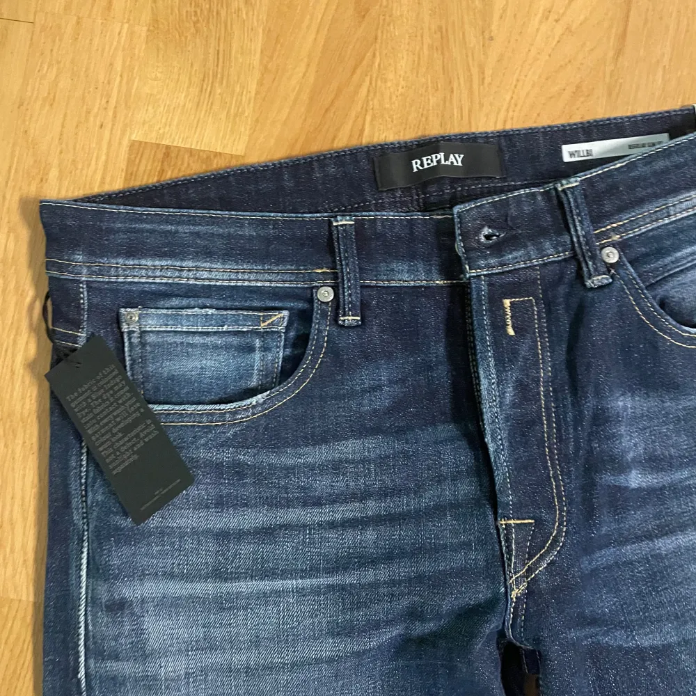 Hej. Säljer ett par helt nya replay jeans i storlek 32/32. Nypris ca 1600kr. Jeans & Byxor.