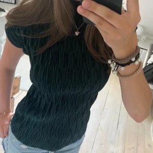 Grön topp - Så fin topp från zara som knappt är använd🌸🌸