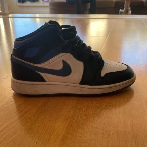 Jordan 1s low - Har använt lite men säljer pågrund av storlek! 9\10 skick kan tvätta mer om man vill. (Inkl: kreese skydd) Skriv angående pris!