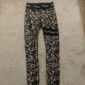 Stronger tränings tight - Säljer dessa fina stranger tights. Använt men fint skick! Storlek xs