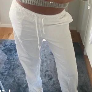Linnebyxor  - Vita linnebyxor, knappat använda 😇