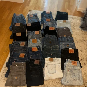 Bulkdeal Jeans  - Tja! Enkelt sätt att tjäna pengar på!   24 par vintage jeans levis, carhartt, dickies! Blandade sizes  Feta färger och modeller så som 501s 505s och mycket mer.  Går lätt att tjäna 200 kr per jeans.   Pris 4999 kr totalt + frakt📦 Bump uppskattas!🙂 
