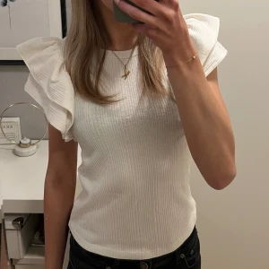 Volangtopp Zara - Superfin topp från zara som endast är använd ett fåtal gånger💕
