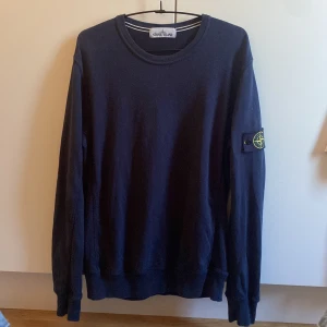Stone island sweatshirt  - Äkta stone island sweatshirt i helt okej skick då badgen har varit i tvätten några få tal gånger och tappat lite av sin kvalite. S/M