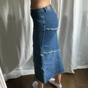 Jeanskjol - Lång jeanskjol som går att ha både lågmidjat eller högmidjat från Latina Blue Jeans. Midjemått: 70 cm, 35 cm rakt över. Stretchig. Längd: 83-84 cm. Jag är 176 cm 💓