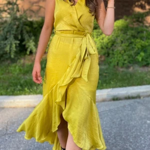 Klänning - Fin satinklänning från asos i storlek 32 (passar 34 också)  