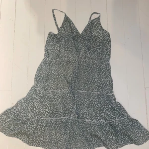 Klänning  - Fin somrig klänning! Mycket bra skick 