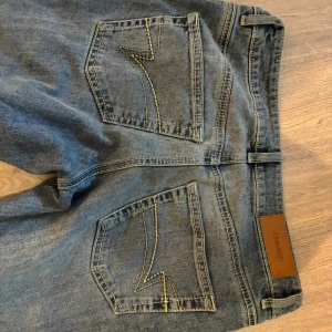 Ett par jeans från junkyard använda Max 5 gånger  - På ens benet längst ner är de lite slitet men inte alls mycket, inget man tänker på alls. Köpte för 700kr men säljer för 400kr