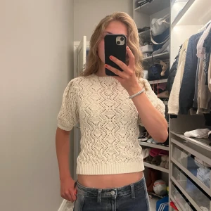 Virkad sommar topp - Säljer denna jätte fina virkade sommar toppen från zara! Passar perfekt nu till sommaren och ör i bra skick ☀️🥰 pris kan även diskuteras 