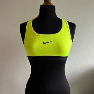 SPORT-BH  - Supersnygg neongul sport-bh från Nike i storlek L jr (passar XS-S)💛Endast använd fåtal gånger! Köpare står för frakt🤗