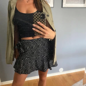 Volangkjol  - Volangkjol med knyt i midjan och inbyggda shorts