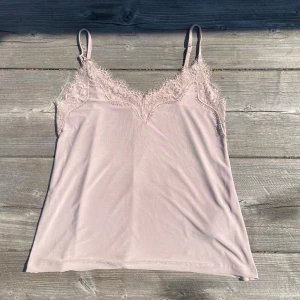 Ljusrosa topp🌸🌸🌸 - Såååå fin ljusrosa topp! Aldrig använd💕 använd gärna köp nu🤍🤍(storlek xxs men passar mig som vanligtvis är S!!)
