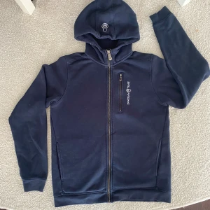 Sail Racing hoodie  - Sail Racing Hoodie i nyskick. 