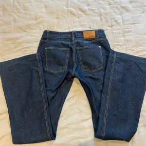 Jeans från twist and tango lågmidjade och i fin mörkblå färg ❤️ nypris: ca 1500 Midja: 40 cm  Innerben:89  