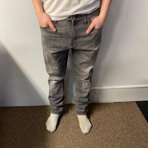 Tiger of Sweden jeans, andvända i bra skick. Storlek 31-32. Modellen är 175 Hör av er vid frågor, 