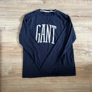 Gant tröja  - En snygg tröja som passar till de mesta. Hör av er vid frågor annars fritt fram att använda ”köp nu”.