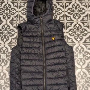 Lyle & Scott väst  - Fin väst som knappt har andvändts, 