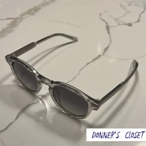 Chimi 03 - Chimi 03 i färgen ”grey”  Skick: 7/10 (lite lätt repad slitage runt ramen, men inget som syns tydligt)  Nypris: 1350 kr  Hör av dig vid funderingar eller om du önskar fler bilder på dem.