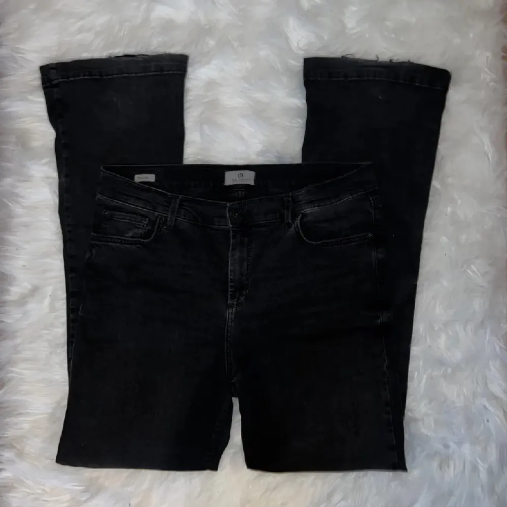 säljer mina svarta ltb jeans i modellen fallon pågrund av att de är för stora i midjan💘 nypris: 799kr! (laddar upp igen). Jeans & Byxor.