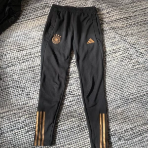 Adidas träningsbyxor - Tyska landslagets långbyxor från adidas, har inte använt dem så mycket och har inga skador. Bara att höra av dig vid frågor🫵👌