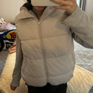 Beige väst  - Säljer min beige/vita väst som inte kommer till användning. Den är helt ny, aldrig haft på mig den. Köpte den från Lager 157 för 300kr mitt pris är 200kr. Storlek XS men kan passa S eftersom den är stor i storleken. 