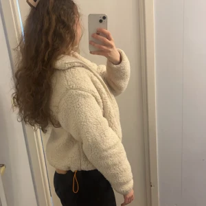 Varm jacka - Aldrig använd (inga defekter). Jäätte söt men den kommer aldrig till användningen. Storlek S. H&M.