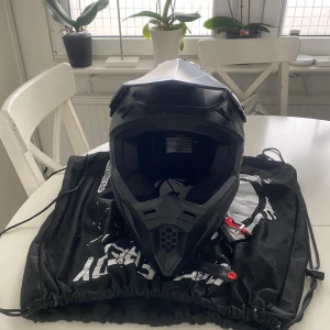 Crosshjälm - Raven Crosshjälm i storlek S använd ca 5 gånger nypris 1699 