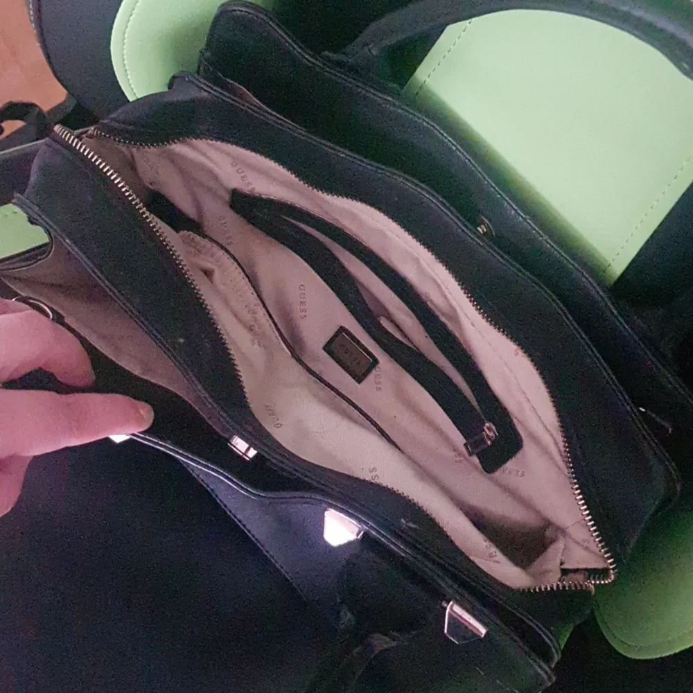 Äkta guess väska äkta läder med mångaaaa fack💙 ( ser lite smutsig ut på bild men rengör innan köp så den blir som NY) kolla gärna mina andra annonser NY här❤💙 använd gärna köp nu❤. Laukut & Käsilaukut.