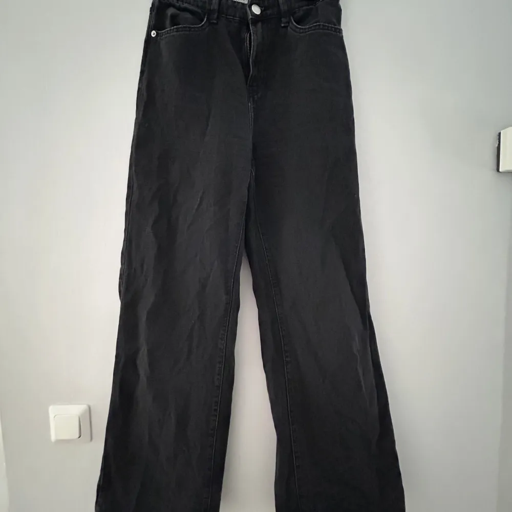 Svarta högmidjade jeans från Lindex 🥰. Jeans & Byxor.