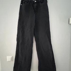 Svarta jeans 🖤 - Svarta högmidjade jeans från Lindex 🥰