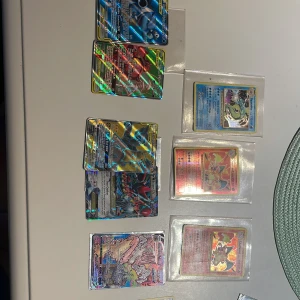 Pokémon kort Sällsynta - Tjenare jag säljer några Pokémon kort som är sällsynta,  kom med förslag   Charizard 150HP, väldigt bra skick fram och bak Charizard lagom skick.   Andra Charizard lagom skick fram och bak     Dem andra Pokémon korten är i bra skick både fram och bak