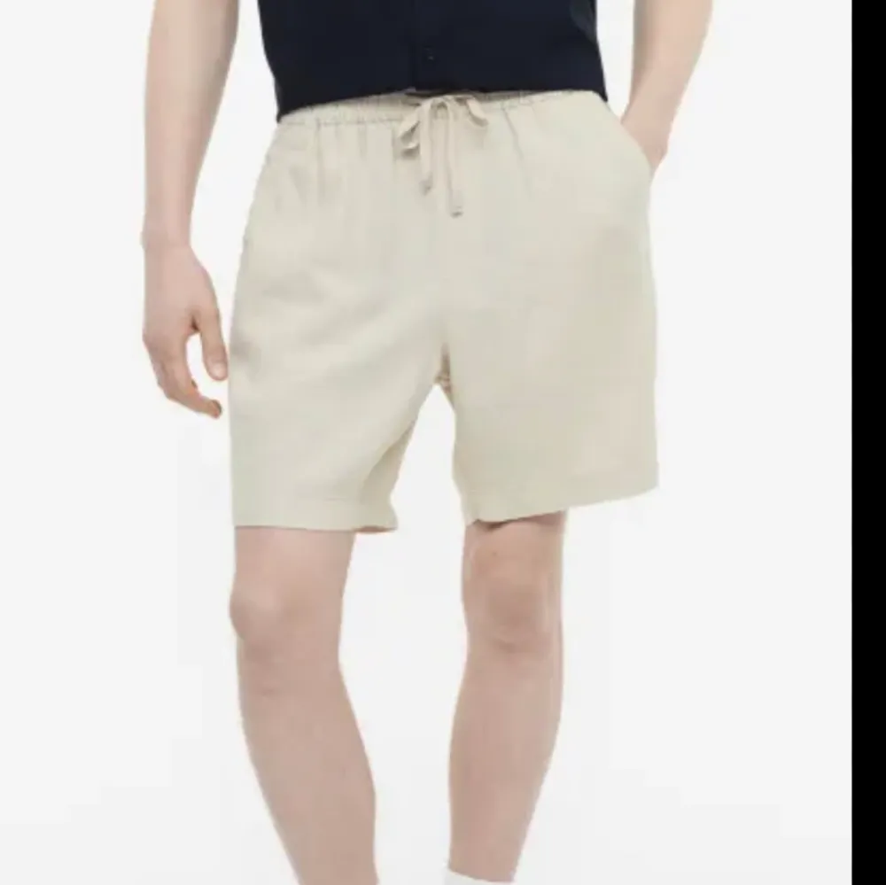 Fräscha linne shorts köpta från woodbird för 900 i somras men inte kommit till användning. Dem är i nyskick och är bara lite skrynkliga på bild för dem legat i garderoben. Priset kan såklart diskutera och va inte rädd för att ställa några frågor:) . Shorts.