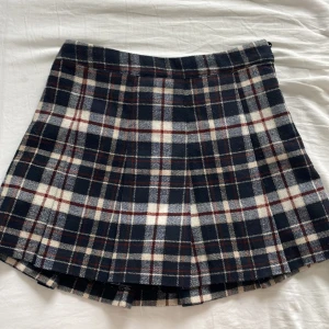 Rutig 2000s kjol - En kjol som är köpt på hm som är för stor. Storlek 38. Använd 5 gånger. Slutar precis under rumpan, det är shorts  I den som man Inter ser in. Använd gärna köp nu eller skriv om ni har frågor om produkten!💗💗