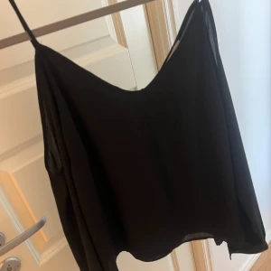 Tröja med bar axel  - Från nakd i storlek 38 