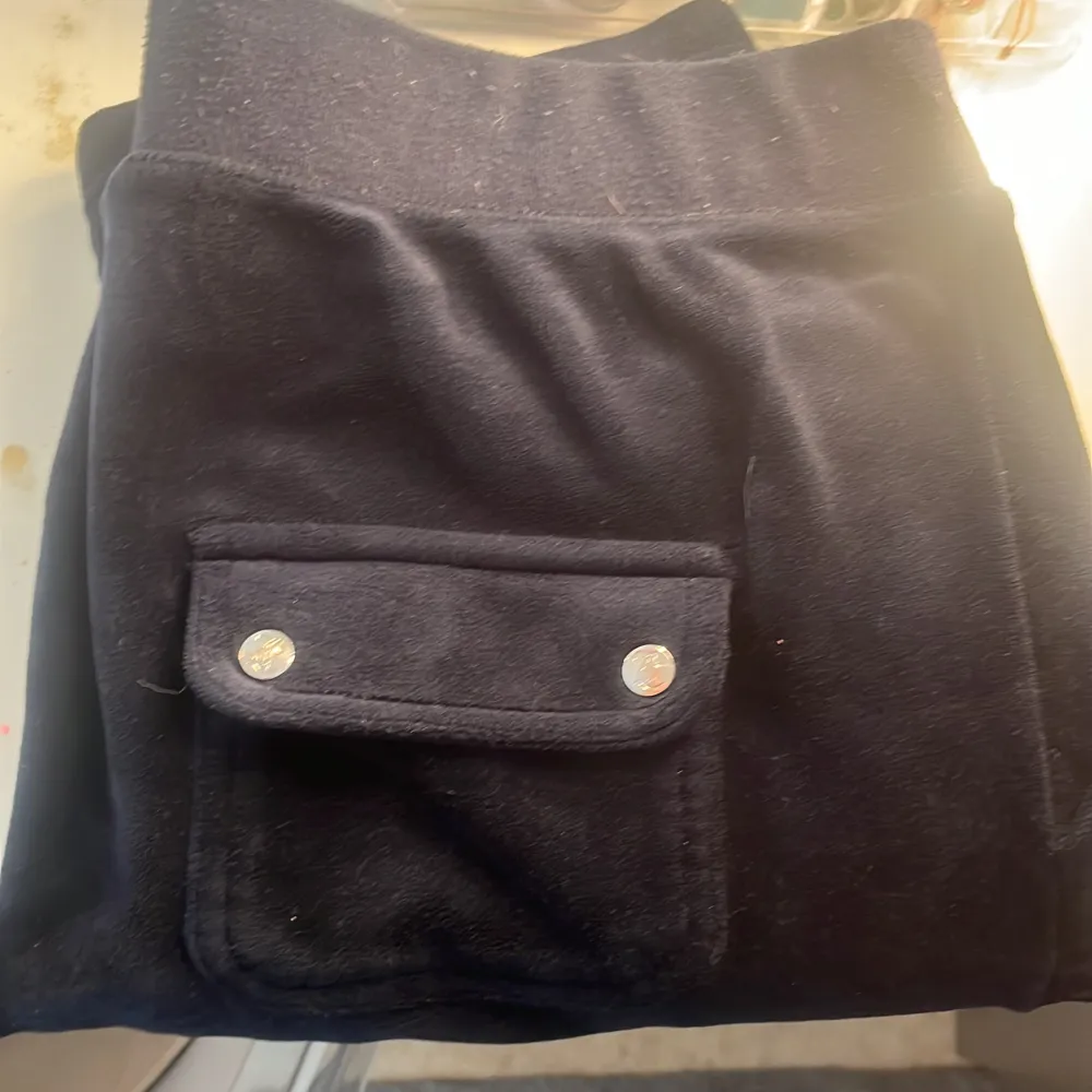 Ett par mörk blåa juicy byxor. Dom har används men är fortfarande bra kvalitet. Snöret I byxorna har åkt ut i tvätten tyvärr💙 . Jeans & Byxor.