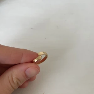 Fin ring  - I mässing guld. Jättefin. Inga defekter. 