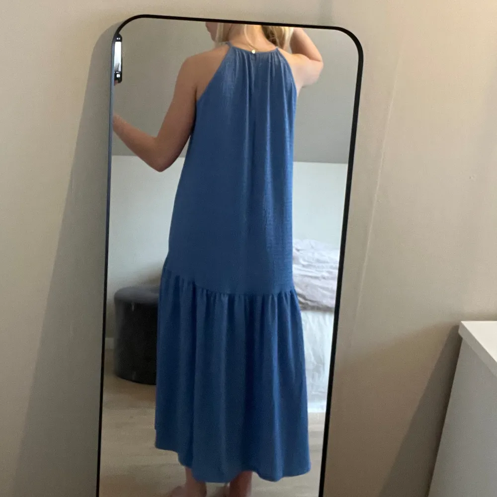 Superfin blå långklänning i bra skick! bara använd en gång. Från halsen till foten av klänningen är det ca 115 cm. Köpt på Only.. Klänningar.