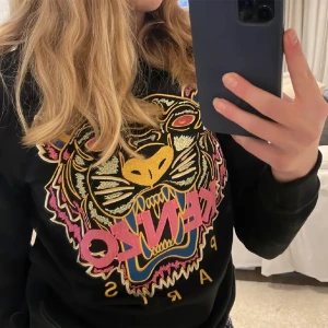 Kenzo tröja - Jätte fin tröja från kenzo. Den är i fint skick och inte mycket använd. Hör av dig om du har några frågor!💖💖