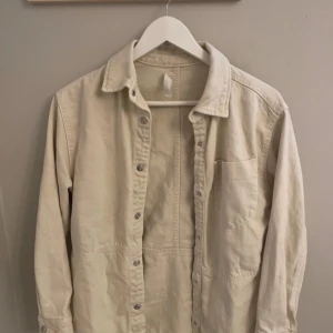 Vårjacka  - Jättefin beige vårjacka i storlek 152 från Zara! Superfin till våren och normal i storleken.Har knappar som går att knäppa upp! Knappt använd och är inte trasig