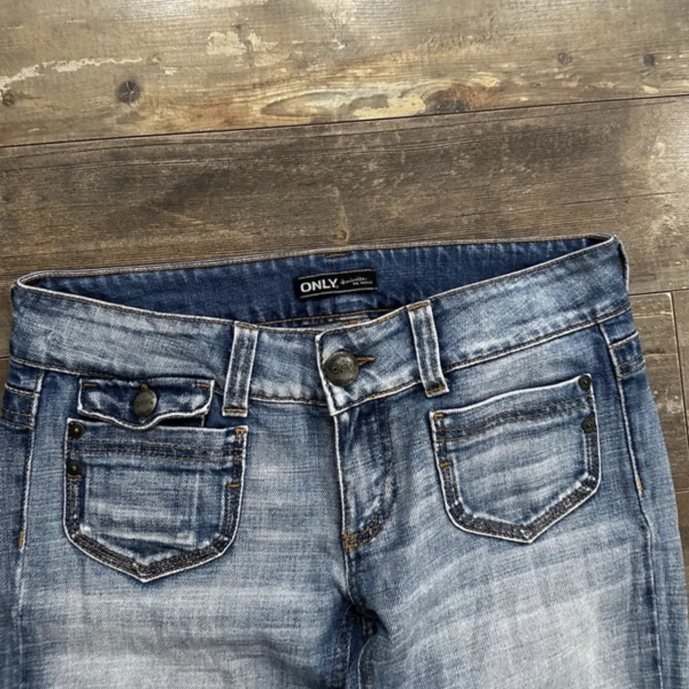 As snygga jeans från Only som är tyvärr för korta på mig.  Midja : 40 cm  Lår : 24cm  Längd hela : ca 104cm   Jag är 174 och jeansen är uppsprättade. . Jeans & Byxor.