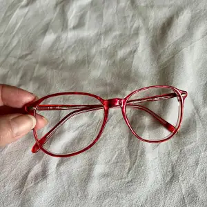 Rödmelerad vintage glasögonbåge från 70-80 talet Märke: Menrad Hela bågens bredd: 135 mm  Glasets storlek: 54 X 45 mm näsbredd: 17 mm skalmlängd 140 mm Kommer från en nedlagd optikbutik 
