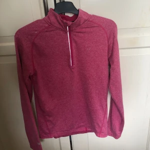 Tränings tröja - Fin tränings tröja, använts 1-2 ggr, köpt på secondhand därför är märket borta, pro touch, osäker på storlek då lappen är avklippt men passar S/M. Jätte fint och bra material! Vid frågor eller funderingar så går det superbra att skriva till mig❤️