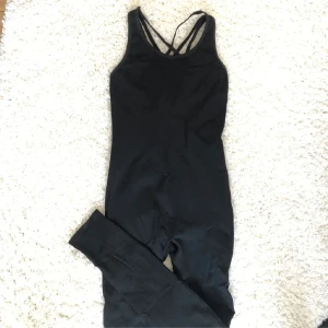 Jumpsuit  - Svart jumpsuit. Ger lite shapewear effekt och är ett bra basic plagg att ha. Bra kvalitet och helt oanvänd, endast testad. Köpt på kappahl för 499kr. 💓