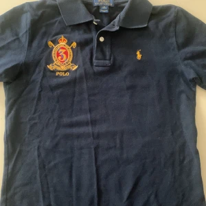 Ralph Lauren Polo piké  - Mycket snygg Piké från Ralph lauren. 9/10 skick, storlek Barn M. Nypris ca 700kr